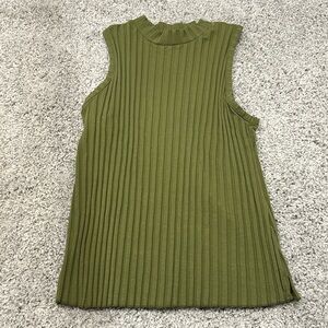 3/$10 🌼 Green tank top